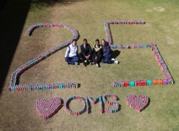 Oranje gee om. Skenk blikkies koeldrank aan ander.