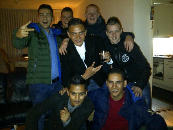 Orce040's tweet photo. "@MicksBrickss: @Davy_040 @Orce040 @chenzomusic @BGaalen @abdulsamed123  #Yarel #opstap http://t.co/BBXqlnCmgg"chille picca! Was relaxd!!