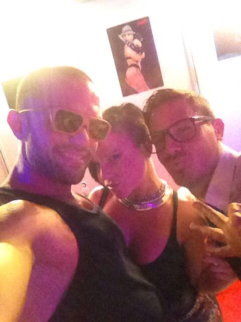 En mi stand @eduardodecaox con @FENYXSANTOS y @AnastasiaMayo &uacute;ltimo d&iacute;a del @SALONEROTICOBCN http://t<a class="tags" target="_blank" title="On Twitter" href="/?out=eyJ0eXAiOiJKV1QiLCJhbGciOiJIUzUxMiJ9.eyJpYXQiOjE3MjE4MTQ3MzUsImlzcyI6InR3cG9ybnN0YXJzLmNvbSIsIm5iZiI6MTcyMTgxNDczNSwiZXhwIjoxNzUzMzUwNzM1LCJyZWRpcmVjdF91cmwiOiJodHRwczovL3R3aXR0ZXIuY29tL2VkdWFyZG9kZWNhb3gifQ.PW8IyMdbOvnD6l64kT63DOCZyPbrAebpvdbCu0NZDpdLcLfRvy1yGBxyCQ1iP22sPrQ4dq2k1NDaPnd3xsEK8A">@eduardodecaox</a><a class="tags" target="_blank" title="On Twitter" href="/?out=eyJ0eXAiOiJKV1QiLCJhbGciOiJIUzUxMiJ9.eyJpYXQiOjE3MjE4MTQ3MzUsImlzcyI6InR3cG9ybnN0YXJzLmNvbSIsIm5iZiI6MTcyMTgxNDczNSwiZXhwIjoxNzUzMzUwNzM1LCJyZWRpcmVjdF91cmwiOiJodHRwczovL3R3aXR0ZXIuY29tL0ZFTllYU0FOVE9TIn0.KrDGcddMp4hGY57ZJnj5NXkycNHM9q88LOzI6iw27NakSHQsFT0ncfqF_zHTvRxEB_Z3ztR9ndYSfMPrCl4qUQ">@FENYXSANTOS</a>