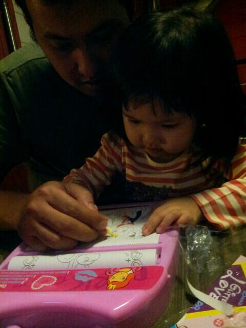 jeinnery's tweet photo. @HennyAdriana @ndrew_01 dadys lil sweet girl...heart u nana he..he..rumahtawa http://t.co/YpFVhPfmfp