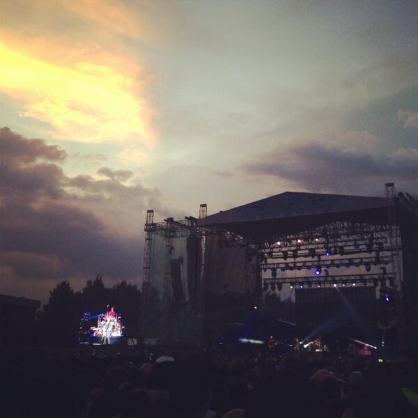 SpotifyMexico's tweet photo. Grandes presentaciones y una tarde digna de recordarse ¡Así fue el día 1 del @CoronaCapital! #SpotifyCC13 http://t.co/9Cd42XAZIi