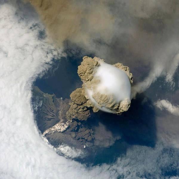 _Paisajes_'s tweet photo. Erupción de un volcán vista desde el espacio. http://t.co/N8URBu8zoS