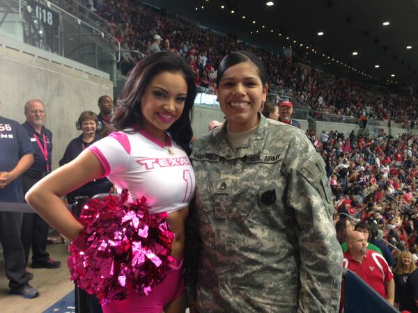 HoustonTexans's tweet photo. U.S. Army Officer Staff Sergeant Flois Martinez was honored today at the Texans vs. Rams game. Thank you, http://t.co/8gfRVXrhQA