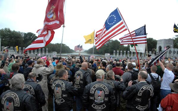 starsandstripes's tweet image. DC crowd pushes through barriers at WWII memorial. Gallery via @mjtibbs at stripes.com/1.246948