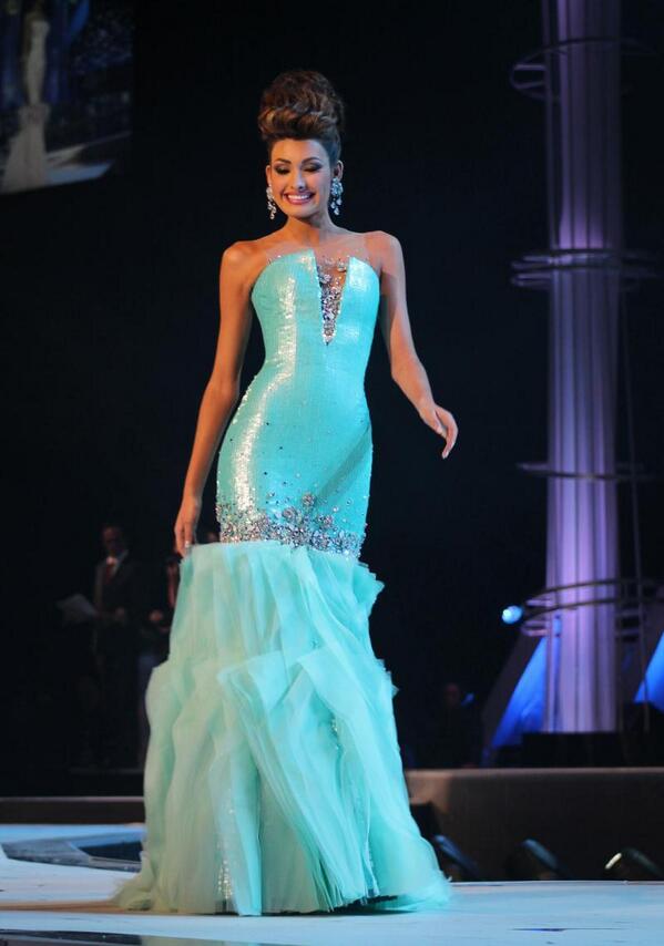 AlexandraGFans's tweet photo. @alexandragerrer , Miss Trujillo en el desfile en traje de Gala by @GionniStraccia Preciosa #MissVnzla2013 http://t.co/NyiM56Gcd9