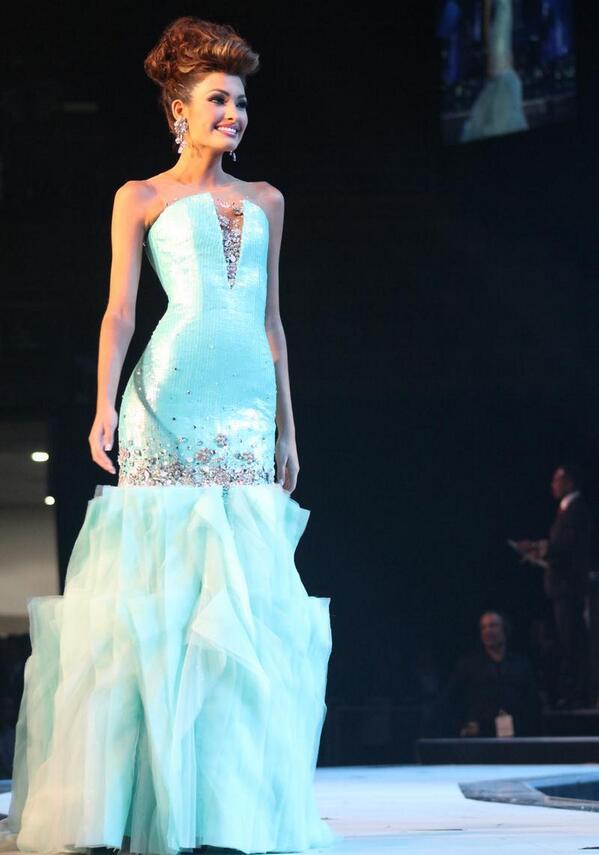 AlexandraGFans's tweet photo. @alexandragerrer , Miss Trujillo en el desfile en traje de Gala by @GionniStraccia http://t.co/PTcegHXk3F