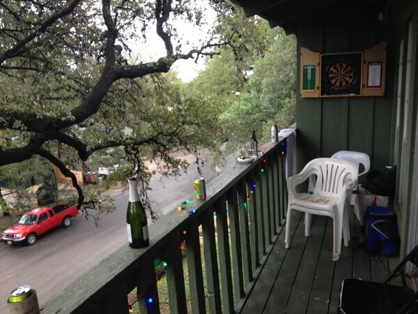 RyanMurphyNow's tweet photo. Darts anyone?? @noahandthewhale #noahandthewhalehousejam #ACL http://t.co/b4X047k5Na