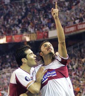 PANTUSFC's tweet photo. Seguro que en los #108añosSFC del Sevilla, él sigue viéndolo orgulloso desde allí arriba y disfrutando cada partido.. http://t.co/3ddxIuX6tI