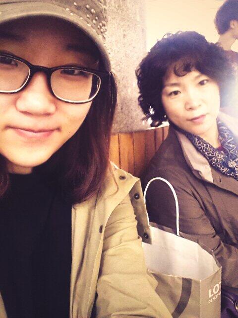 kimsem's tweet photo. 잘가용 마미~ㅎ// 11월에 보자구용♥ http://t.co/GdHPbRIU2p