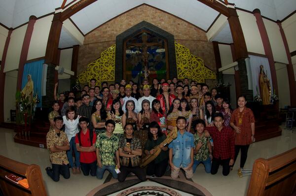 Thanks buat teman2 yg berpartisipasi dlm Misa Inkulturasi Dayak . Penari, pemusik,dekorasi,koor,dokumentasi,dll.