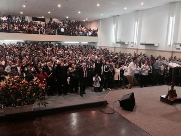 davidscarpeta's tweet photo. En Buenos aires hay Un pueblo apasionado por Dios! #elcielogobierna http://t.co/fj8H75ydNU