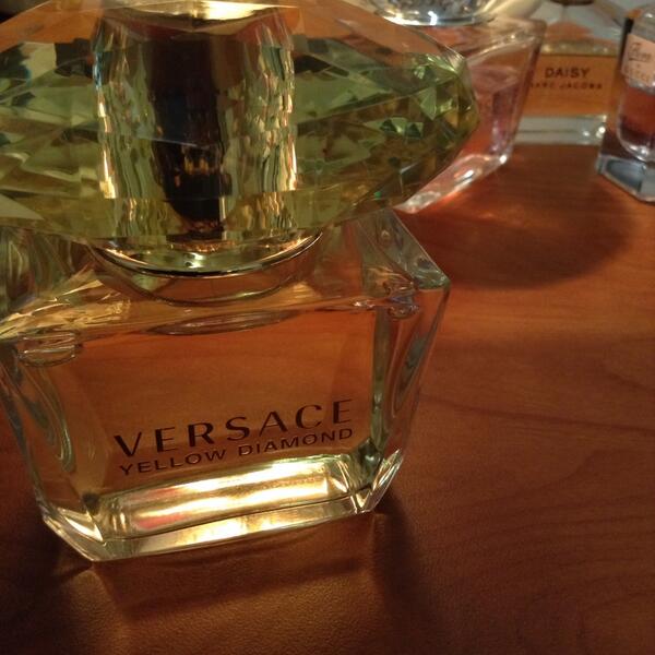 LadyBangura_'s tweet image. Smelling good makes me so happy. 💁 #NewestEdition #ImUglyForArrangingTheCrapOutThisPicture lol