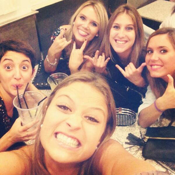 MdeLarra's tweet photo. “@DanielaaDaly: adios Madrid y mis niñas @MdeLarra @nikmesa @anaaperrone @LucindaBunce @lauuumendez http://t.co/PVkLIGXEMb” te queremos!
