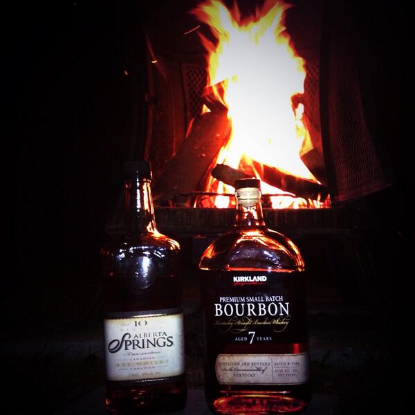Whisky_Throttle's tweet image. #backyardfire time &amp;amp; 10 yr Rye &amp;amp; 7 yr bourbon. Very nice nite!! @MaltTroll #whiskyfabric #whiskylog  @abscotch