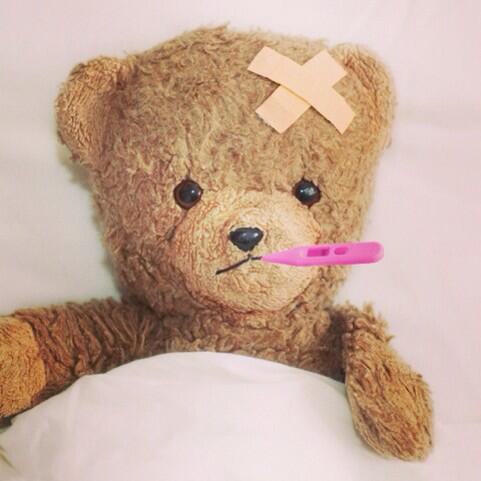 xSharooon's tweet photo. Ziek in bedje 😭 http://t.co/v05cVhTfB5