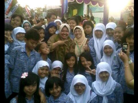 Foto pada saat berkunjung di salah satu Sekolah di Surabaya.. Senangnya :)
