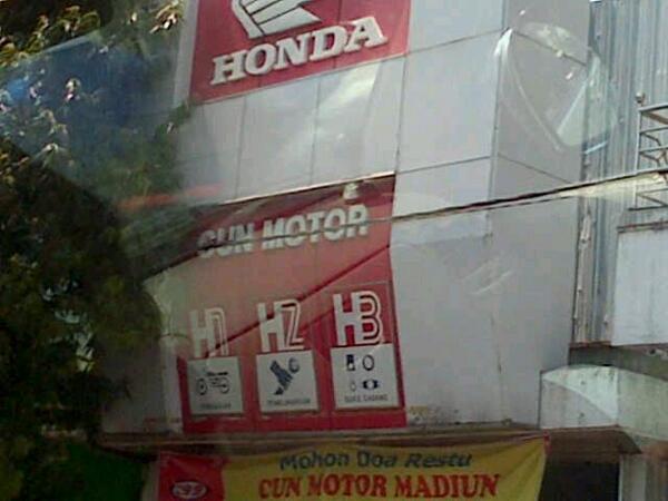 Selamaat buat pembukaan dealer qt ya cuunn , <a href="/desyLambok/">Desy Lambok Sitorus</a> @Puspibeebo <a href="/NikitaNuariSenl/">Nikita Nuary</a> :*