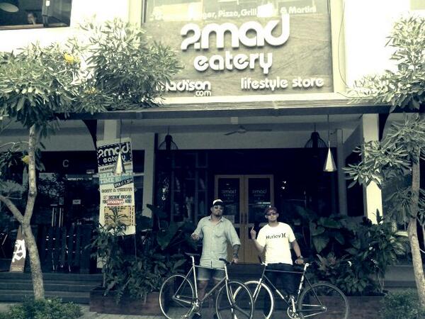 Eat and ride #breakless#fixedgeae#mexicanabest #2mad_eatary #kemangbendakuliner