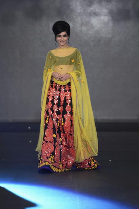 Pak_Fashion's tweet photo. Gorgeous #HumaimaMalick for #AliXeeshan Bridal Collection at PFDC Bridal Week 2013. #HumaimaMalik @HumaimaMalick http://t.co/0ebU8gLNFL