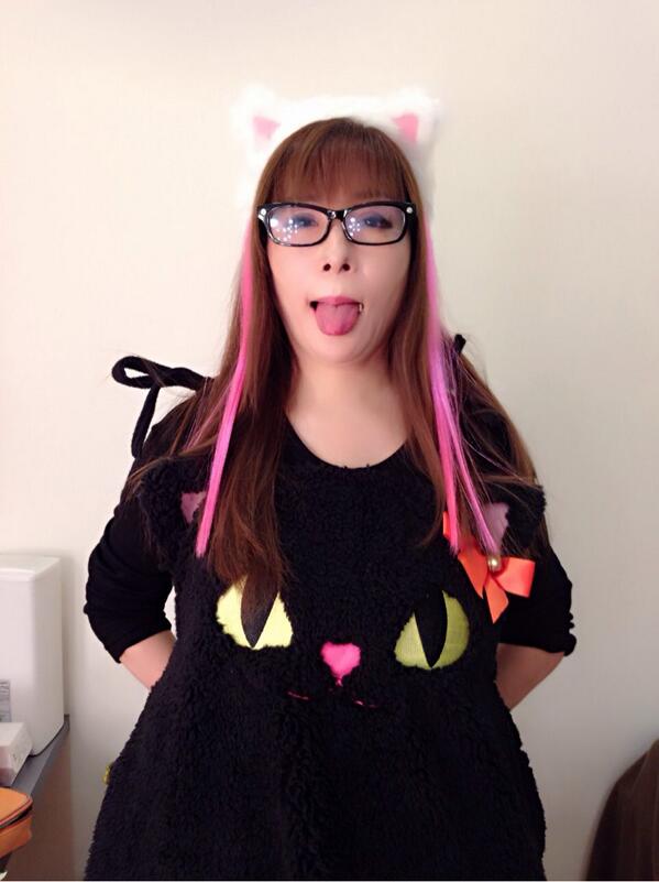 母さんが猫コスで舌をだしてくるwwwwwやめおw