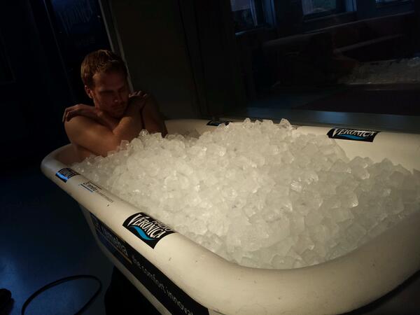 julesvanhest's tweet image. Laat het blauwbekken maar beginnen! Radio Veronica's Ice Challenge. Zo lang mogelijk in een badkuip vol ijs zitten!