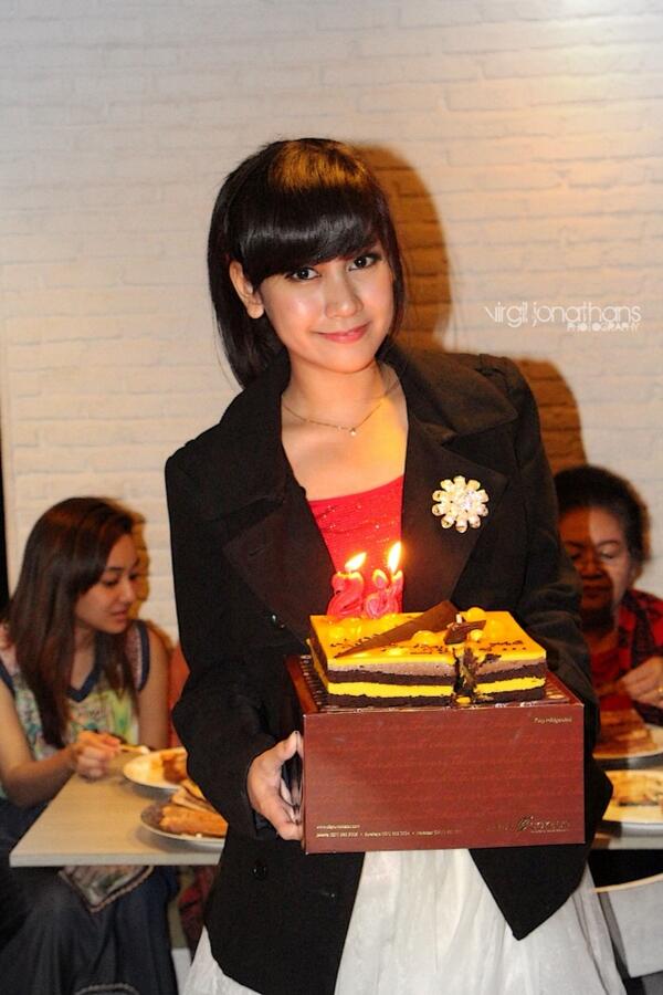 Nice moment“<a href="/virgiljonathans/">virgil jonathans</a>: @AnisaChiBi . . | at Divebox - Pondok Indah | 12.10.13 | #GathInsomnisa <a href="/insomNISA_Indo/">InsomNISA OFFICIAL</a>