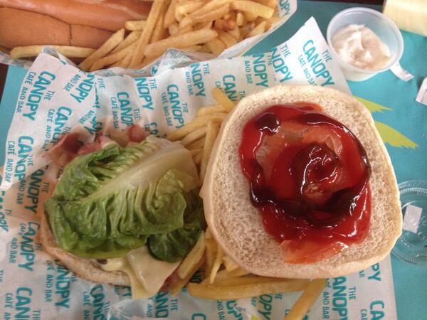 D4nnys10's tweet photo. @CoachRSeymour @jayjayp84 @thebadger35 just ordered burger with BBQ sauce  look what I got #fumin #bbqsauce http://t.co/yC8w2GThIA