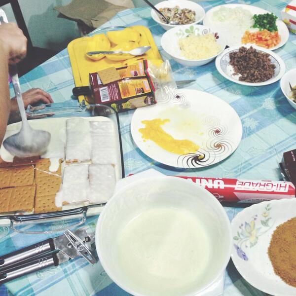 ChchaFabs's tweet photo. Busy preparing mango graham cake for boyfie and friends! 😘 http://t.co/UlitMZbiJ3