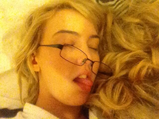 Had a fab day on webcam, exhausted now though! Early bedtime for me tonight! http://t.co/DB0MArrC8K<a href="/tag/exhausted"class="tags"><span>#exhausted</span></a><a href="/tag/sundaymorning"class="tags"><span>#sundaymorning</span></a><a href="/tag/urghhhhh"class="tags"><span>#urghhhhh</span></a>