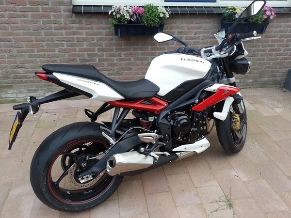 RT @PolDelft: #Diefstal Menno ter Braaklaan. Triumph, kentek: 99-MD-PG. Ziet u deze motor? Bel! ^b