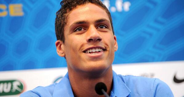 rdeelstra's tweet photo. Raphaël Varane is het met Thiago Silva eens. 'Gouden Bal voor verdedigers, waarom niet?' http://t.co/7j5f600KIv http://t.co/jy6SOWIyly