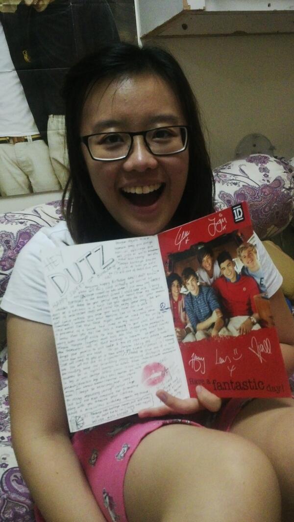 BrigittaEstella's tweet photo. TALKING 1D CARD! Love you lotsssssss @heyitsvika kyaaaaaa. Thankyou uda tebel muka beliin buat gua ;) http://t.co/WRdRpTlckZ