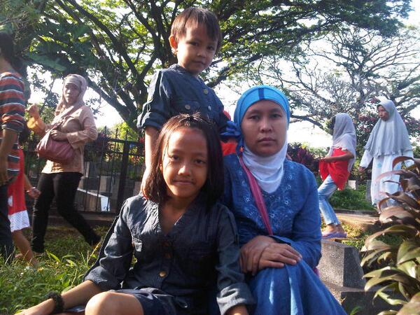 dira_sukma's tweet photo. └åƍi ziarah κê makam nenek.. http://t.co/v7PsE86vlL