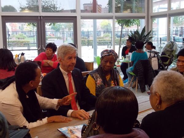 Minister Plasterk praat met Antilliaanse vrouwen in het Millinxparkhuis. #Charlois #Antillianen