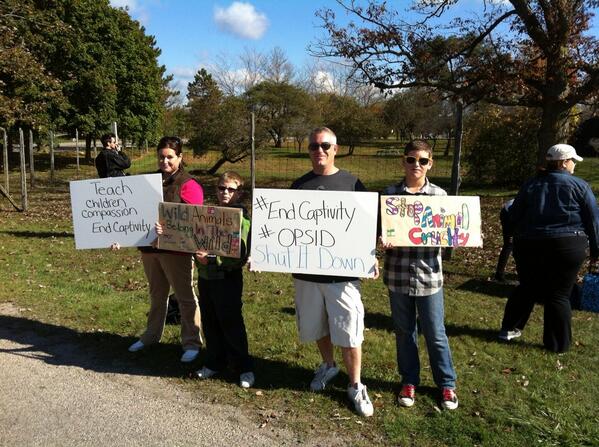 HALTtweets's tweet photo. African Lion Safari Closing Day Demo #HALTafricanlionsafari #FFTA2013 #OPSID #EndCaptivity http://t.co/x0YCUXRxCu