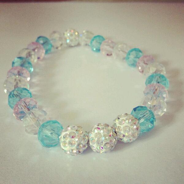 occasionsbymazz's tweet photo. How pretty are the colours in this no spacers triobella? Gorgeous! http://t.co/VopPjR6HGO