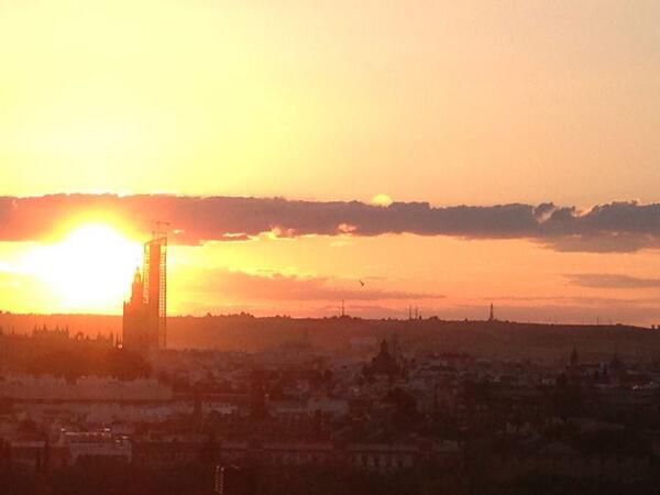 SevillaRightNow's tweet photo. Atardecer en Sevilla  #sevilla #sevillahoy #sevillahistórica http://t.co/XeXaIE7EbI