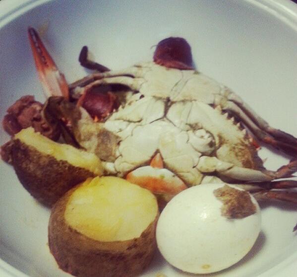 TeamSleepyface's tweet photo. Piss poor crab bowl this how yall trays look with out ebt http://t.co/8DGjaq2tIf