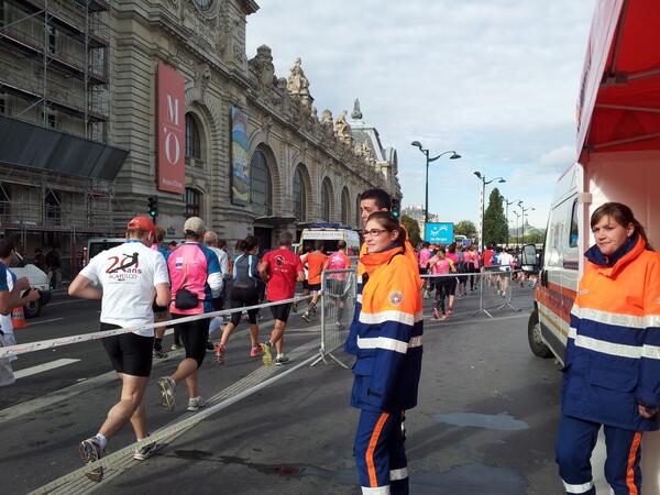 PCPantenne17's tweet photo. A moto, à vélo ou au poste de secours, les secouristes du 17 présents sur le poste de secours des @20kmparis ! http://t.co/yfhbX1Ns9v