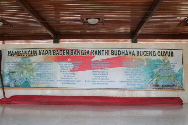 LembuSora2000's tweet photo. Salah satu banner tulisan yang menghiasi di sekitar kompleks makam Bung Karno #Blitar http://t.co/PPL8hzMtqG