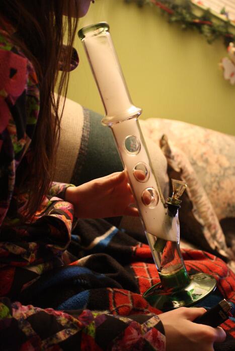MarijuanaHeroes's tweet image. We love the cutout holes on this #bong! #passthelighter  Via @CannabisSearch