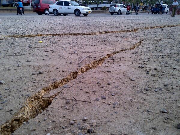 jpbodiongan's tweet image. Cracks due to earthquake! #earthquake #bohol #BoholQuake