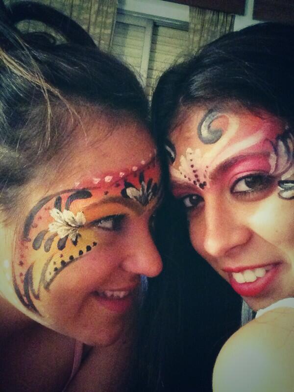 Jessysanchez27's tweet photo. Por si no fuera suficiente vernos todo el día, también nos vamos a dormir juntassss! Naniiit chiquitina❤@maca_uf http://t.co/gFfoYaQdvN