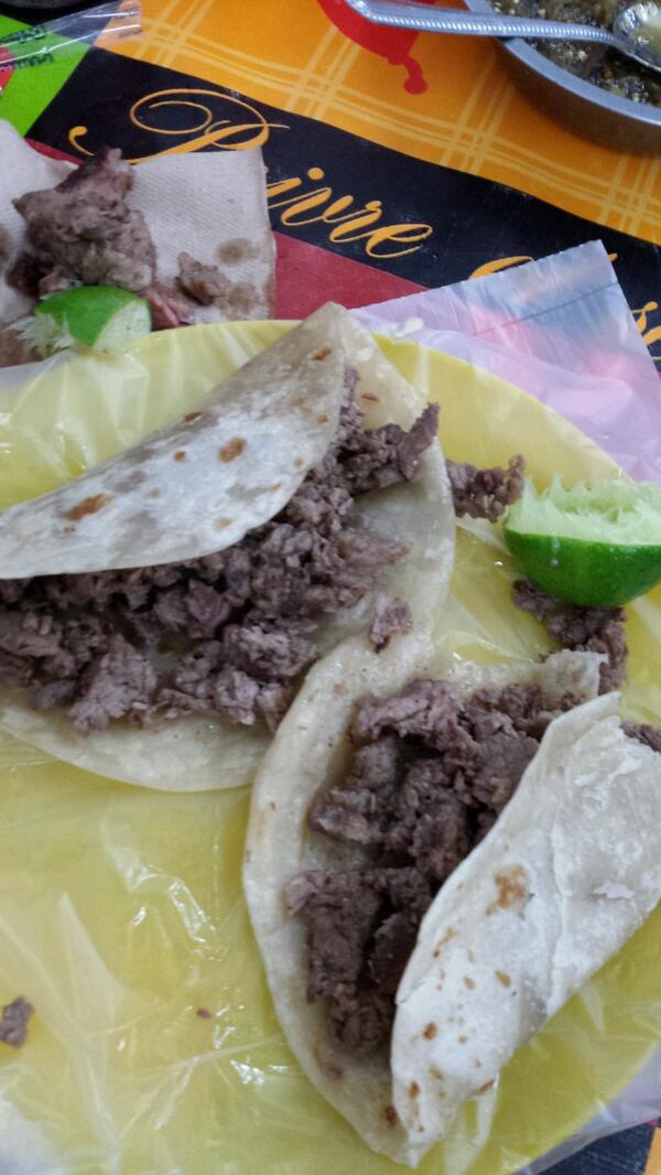 fer_brb's tweet photo. Nada como que te cumplan un buen antojo en la noche!! Tacoos sonorenses http://t.co/xlcBWRBT3v