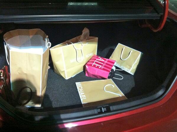 zarahliah_'s tweet image. Ugh this is what happens when you work at Michael Kors 😒 #MK #WorkerProblems #Shopping #Addiction