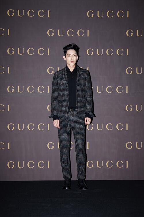 DIMACO2011's tweet photo. 구찌의 2013 F/W 컬렉션 옷을 입은 이혁수 씨 :)
올 시즌 트랜드인 체크무늬 수트를  정말 멋지게 소화헸습니다.
보기만해도 가을 느낌이 물씬 나는 멋진 수트에요! http://t.co/bExEigtIp7