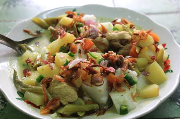 ocu_kami's tweet photo. Lontong sayurnya enak banget,hekhek http://t.co/IzSfrFEtIc