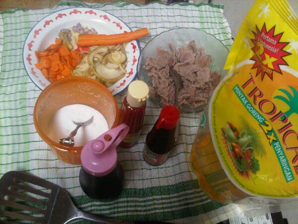 nilalubbin's tweet photo. Prepare masak sapi saos lada hitam.....damdimdam... http://t.co/CpwxKPG2mT