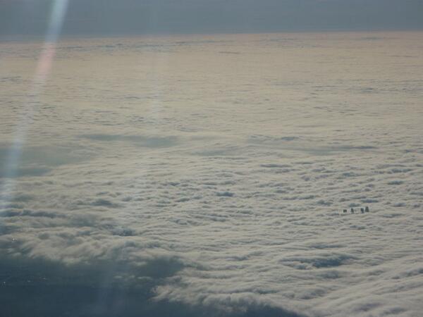 SecretosdeMadri's tweet photo. Impresionante...Madrid cubierta de nubes, sólo las 4 torres se atreven a desafiar a ese manto blanco, buenos días! http://t.co/5hvTDlIfCA