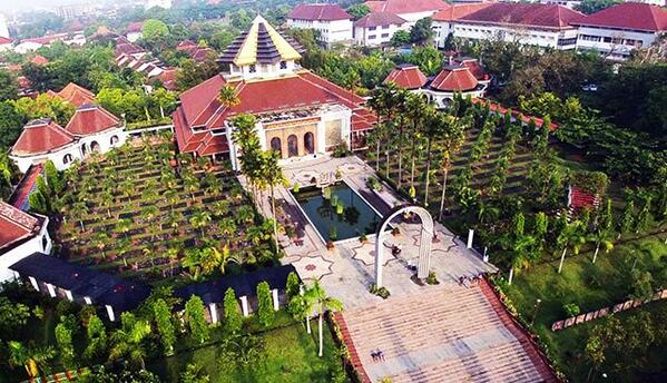 KLKFoundation's tweet photo. ini foto masjid kampus UGM Yogyakarta, kami (KOLAKA FOUNDATION) punya mimpi Masjid Agung Khairu Ummah Kolak spt itu http://t.co/EtCjICxDdH